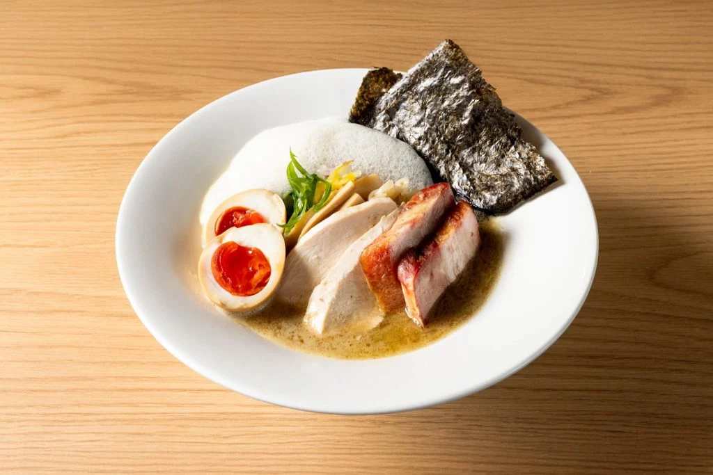 新橋で味わう濃厚な鶏白湯スープとこだわりの麺の魅力