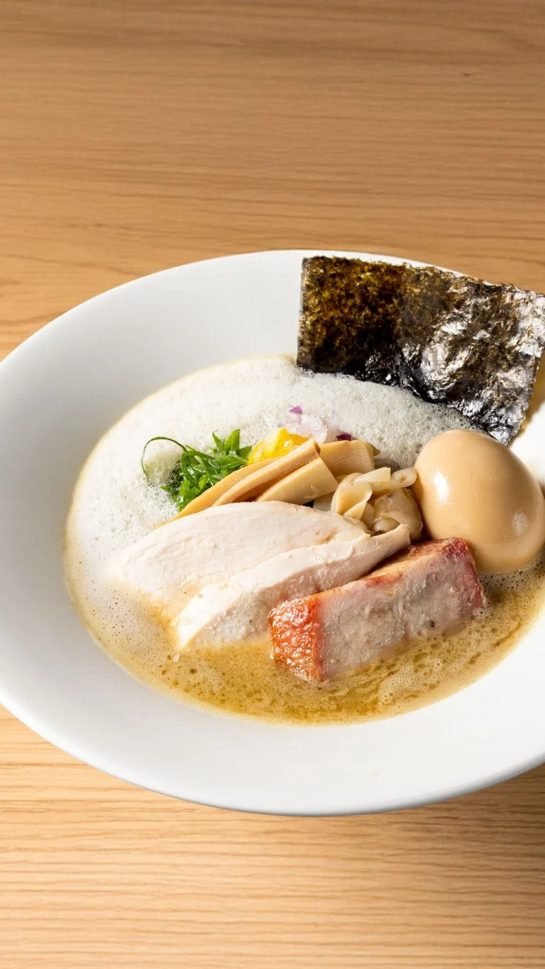 新橋の麺屋周郷鶏のとりこで楽しむ鶏白湯ラーメンと辛味の魅力