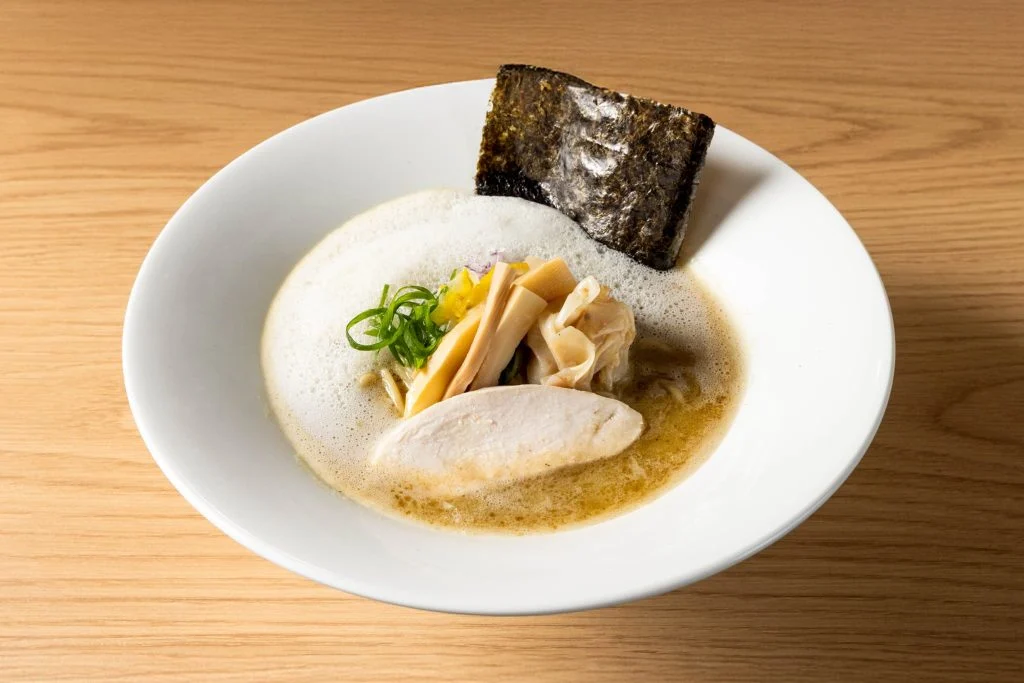 新橋の麺屋周郷鶏のとりこで味わう濃厚鶏白湯ラーメン