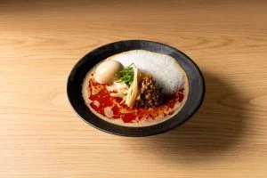 新橋の麺屋周郷鶏のとりこで楽しむ濃厚鶏白湯と冷やしラーメン